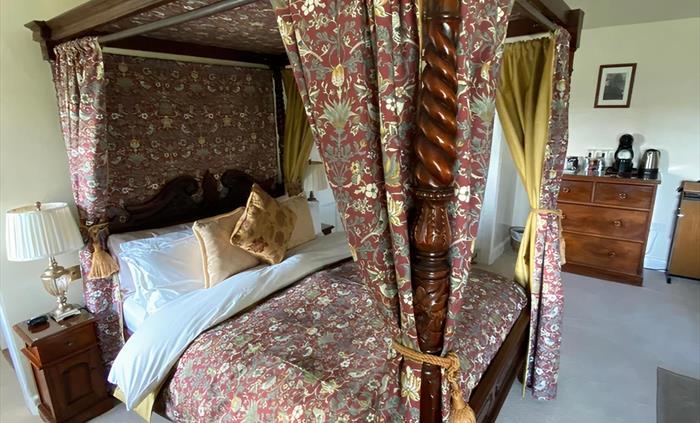The founder of Porthmadog and Tremadog MP William Alexander Madocks built the main part of Plas Tan-Yr-Allt in 1800. The house was perfectly sited to